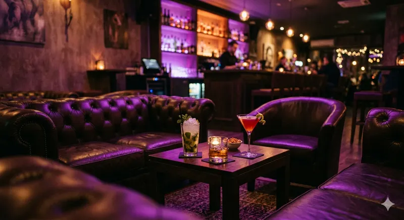 Amigos a desfrutar de bebidas no Iate Ben